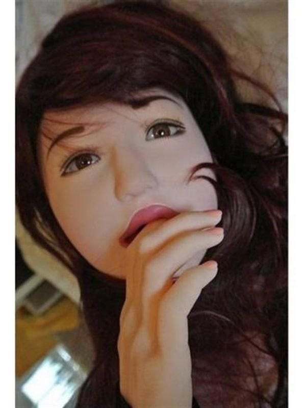 Esmer Victoria Büyük Boy Titreşimli Sesli Realistik Şişme Kadın 3